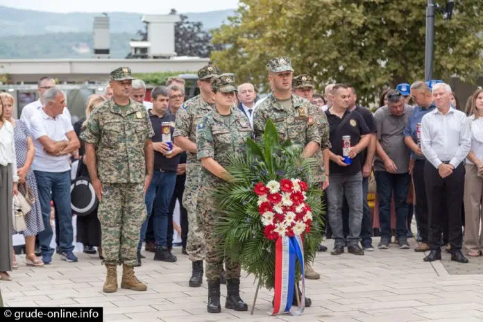 Porodicama poginulih branitelja uplaćeno više od 300.000 KM Porodicama Poginulih Branitelja Uplaceno Vise Od 300000 Km