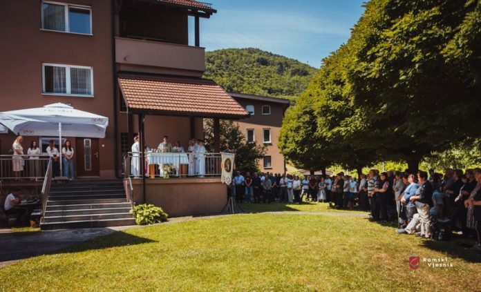 Proslava Svetog Ante U Zupi Gracac Van Crkve