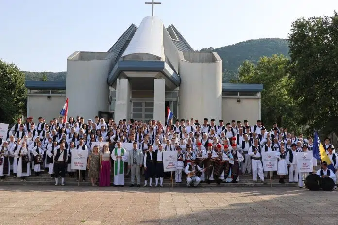 Prezentacija bogatstva izvornog folklora Hrvata u BiH od strane kulturno-umjetničkih 1719827484 Prezentacija Bogatstva Izvornog Folklora Hrvata U Bih Od Strane Kulturno Umjetnickih