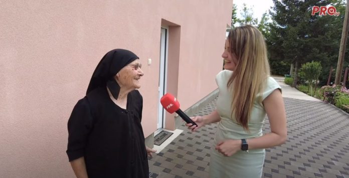 1720000449 Baka Ruza Iz Posusja S Osmijehom Na Licu U 92