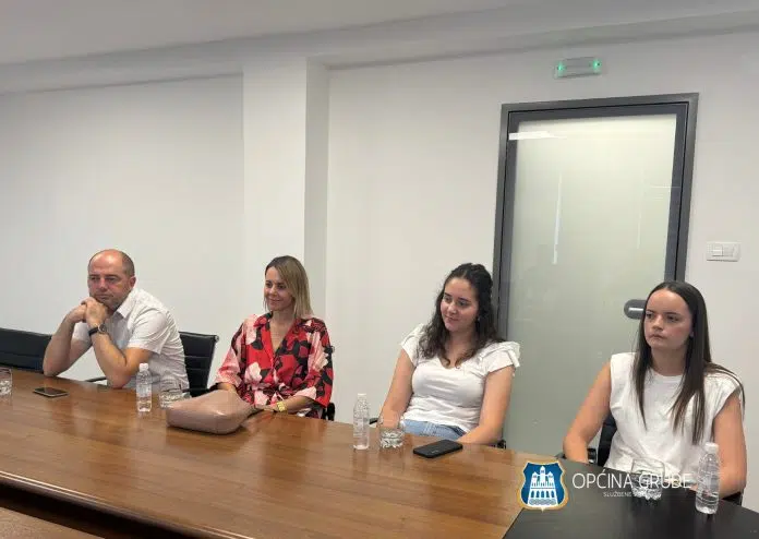 Petra Tomasa i Iva Andrijanić najbolje učenice Srednje škole A. 1721154778 Petra Tomasa I Iva Andrijanic Najbolje Ucenice Srednje Skole A