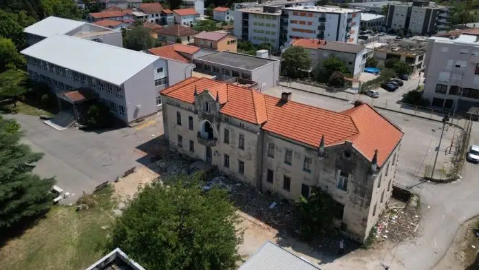 Obnovom jedne od najstarijih zgrada u Čitluku počela zamjena krovne 1722333085 Obnovom Jedne Od Najstarijih Zgrada U Citluku Pocela Zamjena Krovne