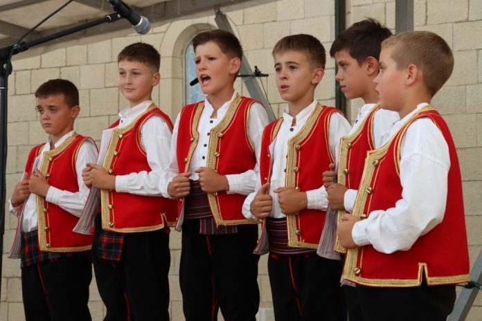 Bogat Program Veceri Folklora I Tradicijskih Obicaja Privukao Veliki Broj