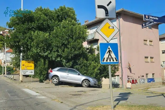 FOTOGRAFIJA | Čapljina: Audi preletio pješački trotoar i završio na Fotografija Capljina Audi Preletio Pjesacki Trotoar I Zavrsio Na