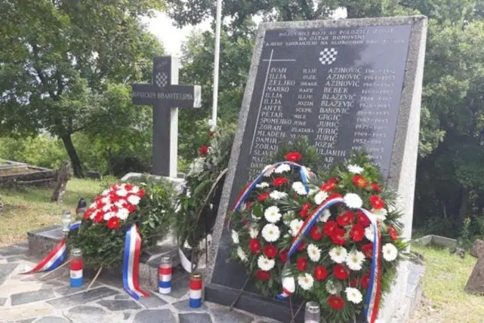 Konjic: Pripadnici Hrvatskog vijeća obrane odaju počast svojim poginulim kolegama Konjic Pripadnici Hrvatskog Vijeca Obrane Odaju Pocast Svojim Poginulim Kolegama