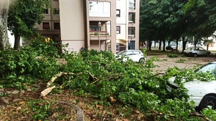 Nevrijeme jakog intenziteta poharalo nekoliko gradova u Bosni i Hercegovini Nevrijeme Jakog Intenziteta Poharalo Nekoliko Gradova U Bosni I Hercegovini