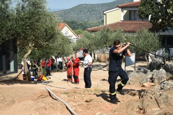 Vatrogasci gasi požar na brdu Križevac drugog dana. Vatrogasci Gasi Pozar Na Brdu Krizevac Drugog Dana