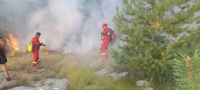 Požar kod Rakitna još uvijek gori: Pomoć stigla iz Širokog 1724005780 Pozar Kod Rakitna Jos Uvijek Gori Pomoc Stigla Iz Sirokog