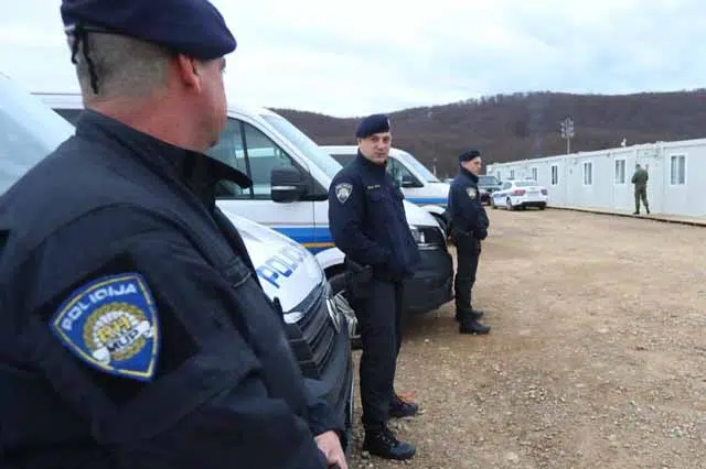 Muskarac-je-zatocio-svoju-porodicu-u-kuci-interventna-policija-stigla.jpeg Muskarac Je Zatocio Svoju Porodicu U Kuci Interventna Policija Stigla