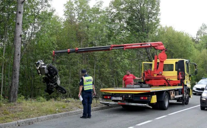 Nosili-su-kacige-i-zavrsili-u-travi-ali.jpg Nosili Su Kacige I Zavrsili U Travi Ali