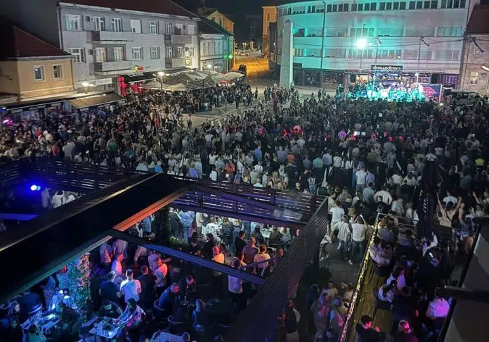 Održan humanitarni koncert u Livnu za liječenje Željka Vrgoča Odrzan Humanitarni Koncert U Livnu Za Lijecenje Zeljka Vrgoca
