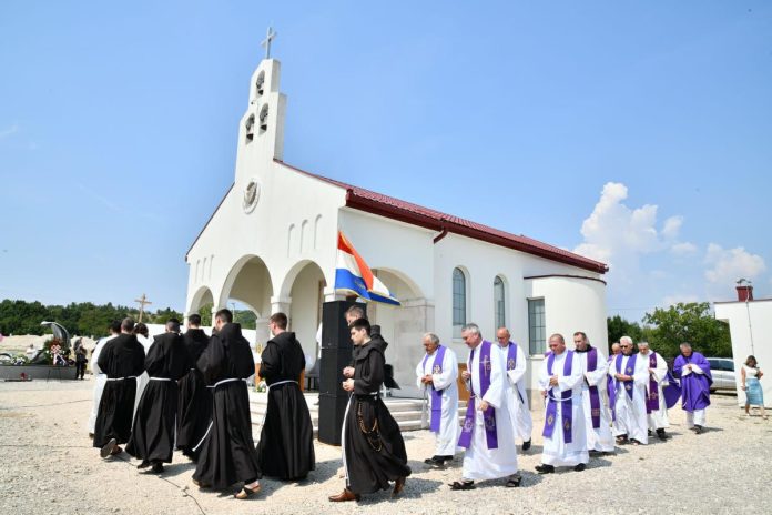 Slavljena Je Sveta Misa Na Groblju Mira Povodom Obiljezavanja Europskog