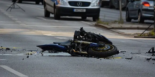 Teska-saobracajna-nesreca-Motociklista-sletio-s-puta-i-udario-u.jpg Teska Saobracajna Nesreca Motociklista Sletio S Puta I Udario U