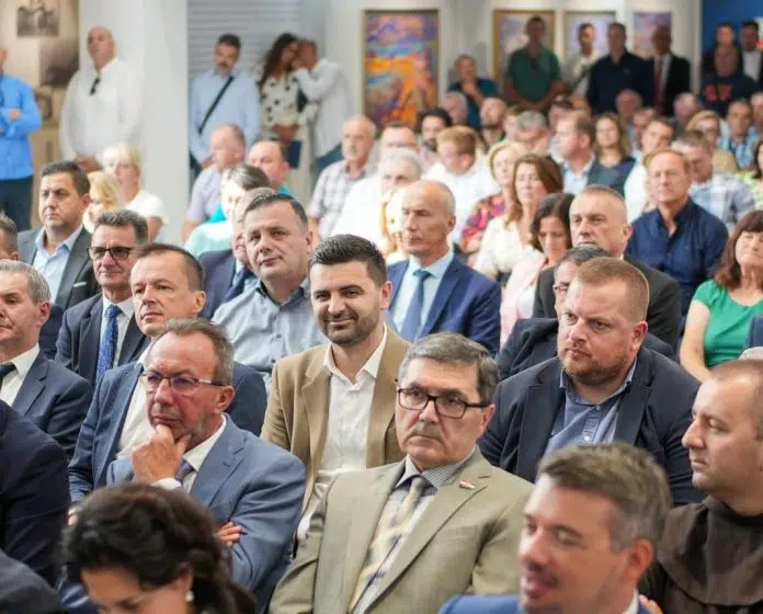 Načelnik Begić potpisao Ugovor za nastavak izgradnje sportske dvorane u 1725622567 Nacelnik Begic Potpisao Ugovor Za Nastavak Izgradnje Sportske Dvorane U