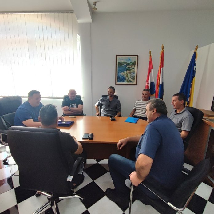 1726215112 Nacelnik Jurkovic Predao Rjesenja I Pecate Predsjednicima Mjesnih Zajednica