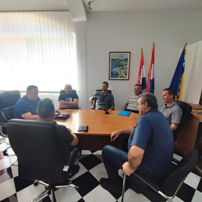 Načelnik Jurković predao rješenja i pečate predsjednicima Mjesnih zajednica 1726215112 Nacelnik Jurkovic Predao Rjesenja I Pecate Predsjednicima Mjesnih Zajednica