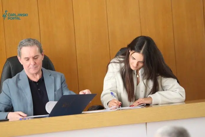 FOTO | Čapljina: 80 mladih potpisalo ugovore o sufinanciranju stambenog 1726482267 Foto Capljina 80 Mladih Potpisalo Ugovore O Sufinanciranju Stambenog