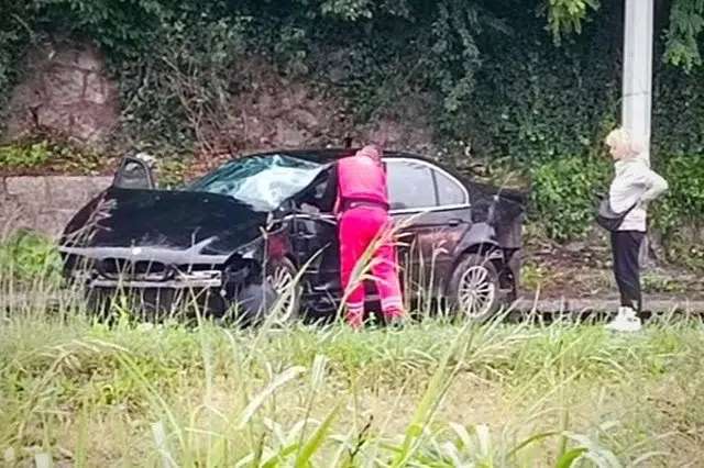 BMW-se-zabio-u-stub-rasvjete-vatrogasci-spasili-vozaca.jpeg Bmw Se Zabio U Stub Rasvjete Vatrogasci Spasili Vozaca