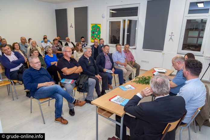 Predstavljena Knjiga Ganga Osebujno Pucko Pivanje U Grudama