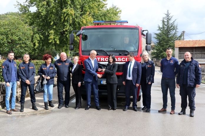 Vlada Hercegovacko Neretvanske Zupanije Donirala Opcini Ravno Novo Vatrogasno Vozilo
