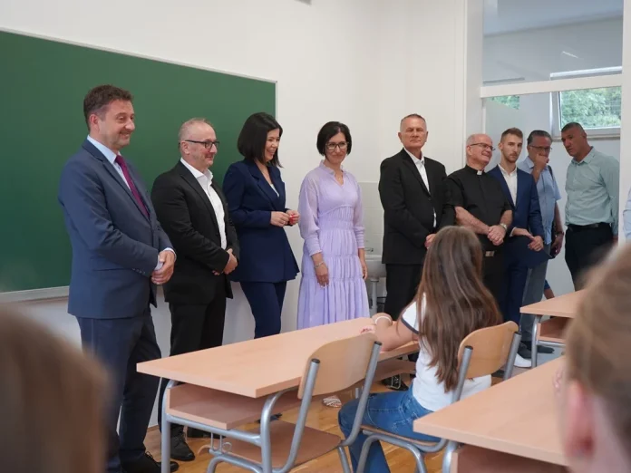 Gradonacelnik Kordic Je Svecano Otvorio Novu Skolu U Naselju Vojno