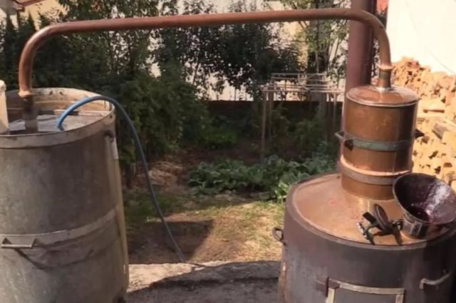 Muskarcu Oduzeto Dva Kazana I Gotovo 6700 Litara Rakije