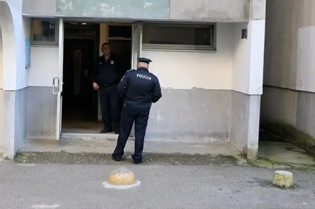 Pronaden-mrtav-muskarac-u-stanu-policija-istrazuje-uzrok-smrti.jpg Pronaden Mrtav Muskarac U Stanu Policija Istrazuje Uzrok Smrti