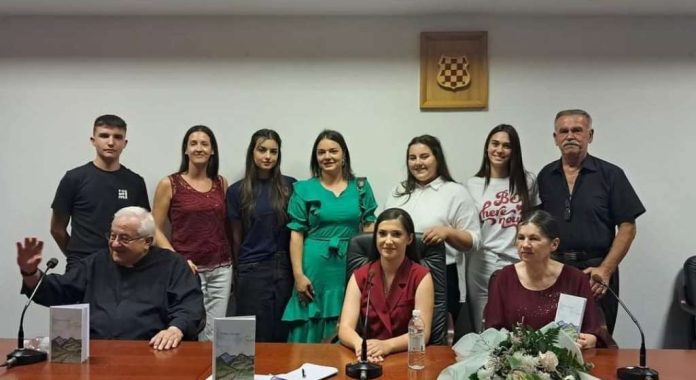 Tomislavgrad Predstavljena Zbirka Pjesama Nebo I Zemlja Autorice Jelene Protrke