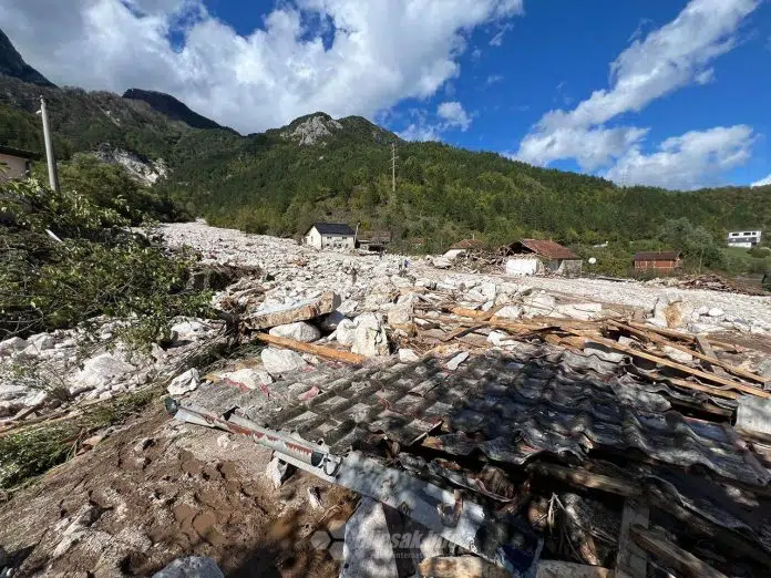 Susret u Jablanici koji zaustavlja srce: Dječak na ruševinama tražio 1728056021 Susret U Jablanici Koji Zaustavlja Srce Djecak Na Rusevinama Trazio