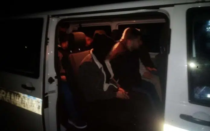 Posušje: Policija spriječila krijumčarenje migranata, vozač pokušao pobjeći 1728412245 Posusje Policija Sprijecila Krijumcarenje Migranata Vozac Pokusao Pobjeci