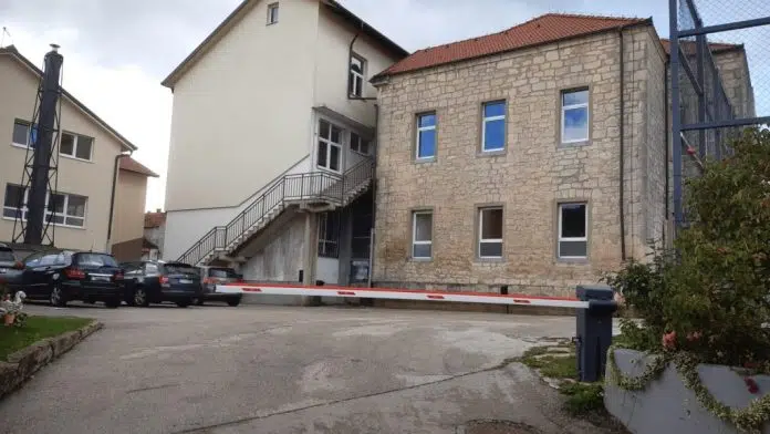1728569143 Uredenje Parkinga I Postavljanje Novih Reflektora U Dvoristu Srednje Strukovne