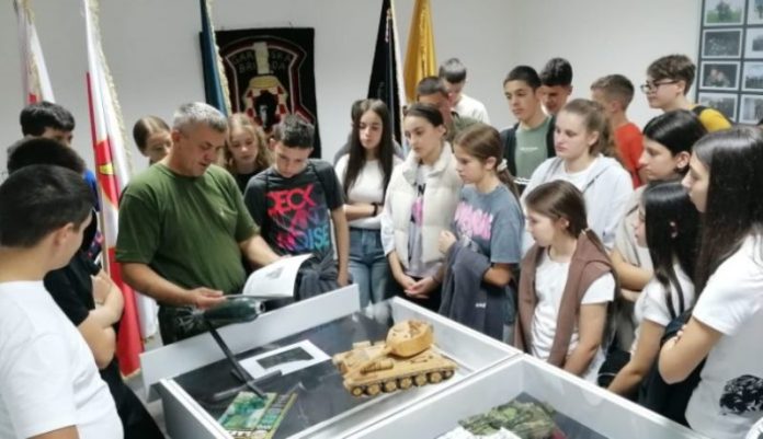 1729604926 Fotogalerija Ucenici Fra Mije Posjetili Izlozbu Ratnih Fotografija Tomislavgradskih Tenkista