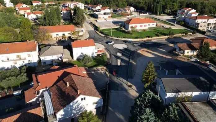 Asfaltiranje kružnog toka u Donjoj Blatnici 1730370324 Asfaltiranje Kruznog Toka U Donjoj Blatnici
