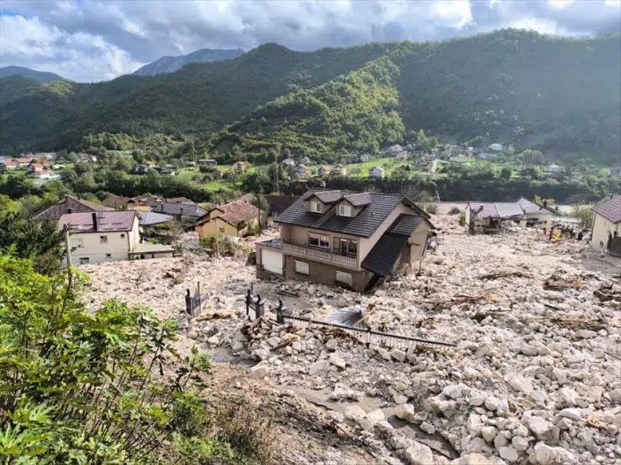 Crveni križ općine Neum organizira pomoć za područja pogođena poplavama. Crveni Kriz Opcine Neum Organizira Pomoc Za Podrucja Pogodena Poplavama