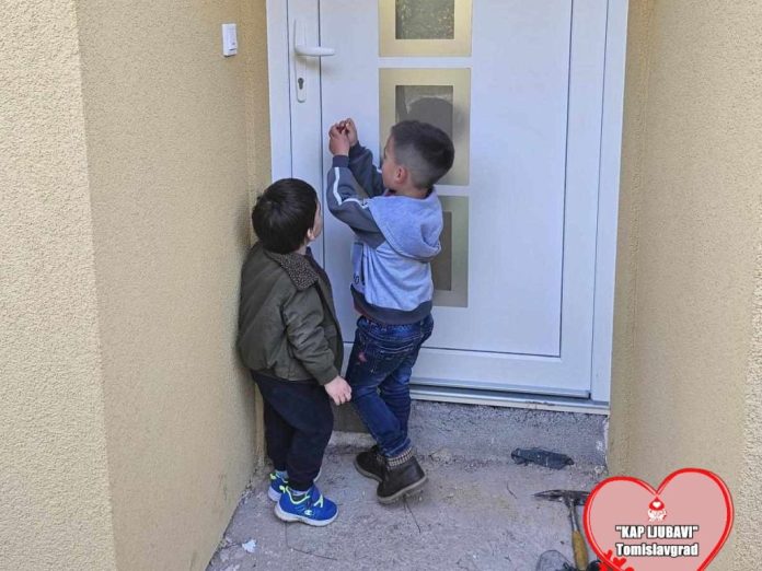 Kapi Ljubavi Porodica Zrno Se Useljava U Kucu