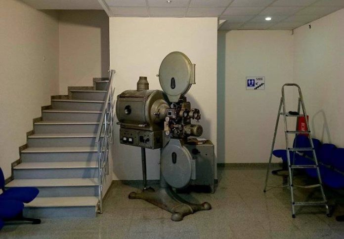 Kino Nekad I Sada Stari Projektor Izlozen U Kic U