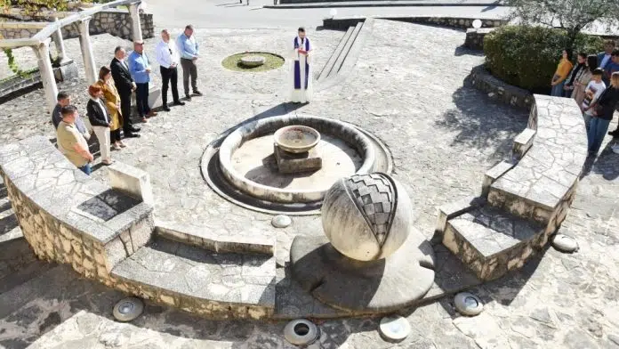 Misom, polaganjem vijenaca i paljenjem svijeća odana počast poginulim braniteljima Misom Polaganjem Vijenaca I Paljenjem Svijeca Odana Pocast Poginulim Braniteljima
