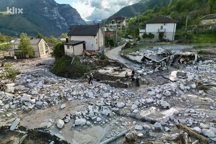 Snimak Donje Jablanice iz zraka: Nakon katastrofalnih poplava, mjesto izgleda Snimak Donje Jablanice Iz Zraka Nakon Katastrofalnih Poplava Mjesto Izgleda