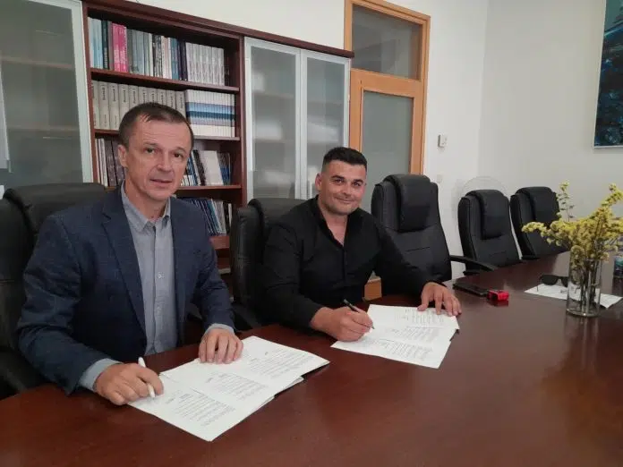 Ugovor o adaptaciji prostorija za Centar izvrsnosti potpisan u OŠ Ugovor O Adaptaciji Prostorija Za Centar Izvrsnosti Potpisan U Os