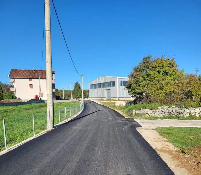 Završeno je asfaltiranje lokalnih puteva u Batinu