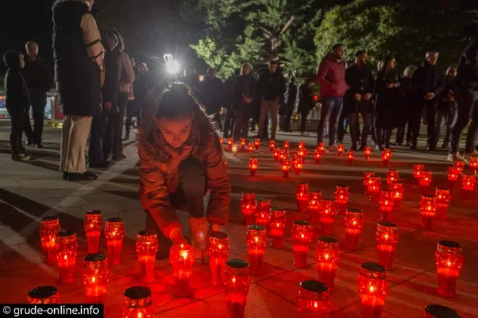 FOTO: U Grudama zapaljene svijeće za žrtve Vukovara i Škabrnje