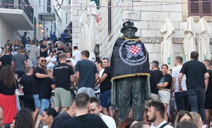 Policija počela kažnjavati ljude zbog obilježja na Thompsonovom koncertu u