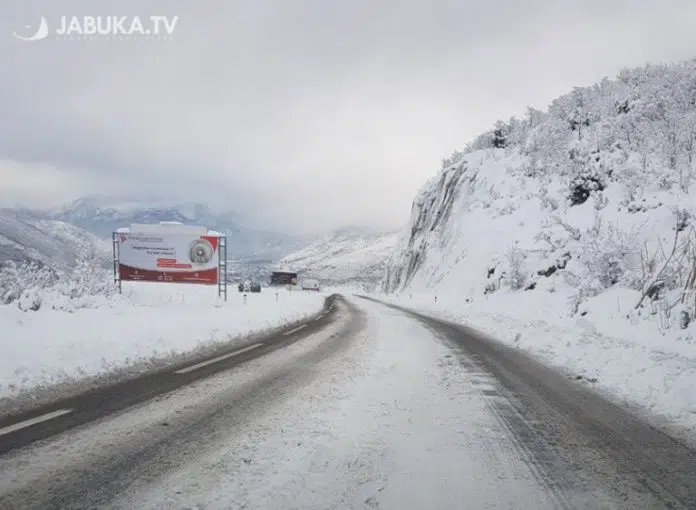Snijeg blokirao promet diljem BiH