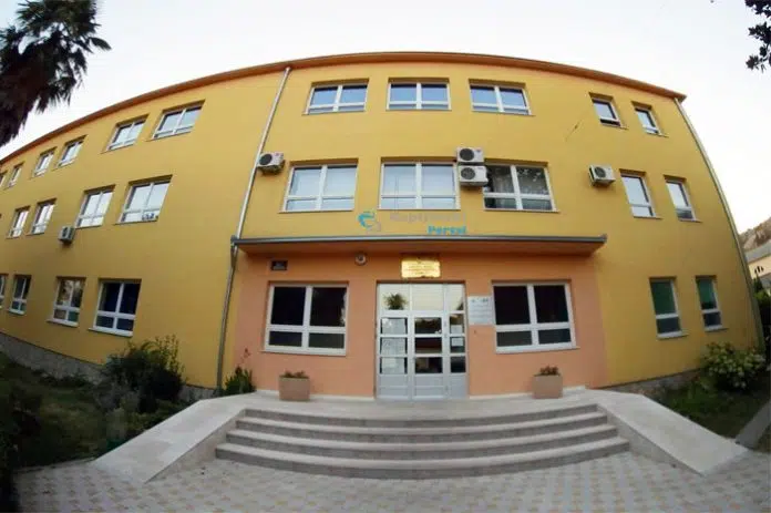 Uprava škole tvrdi: Učenik oružjem prijetio nastavnici i drugim učenicima! Uprava Skole Tvrdi Ucenik Oruzjem Prijetio Nastavnici I Drugim Ucenicima