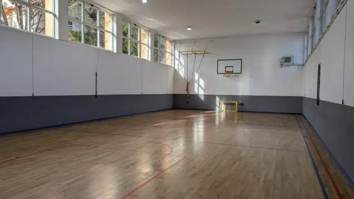 Obnovljena dvorana Srednje strukovne škole Tomislavgrad, klupama uređeno i dvorište