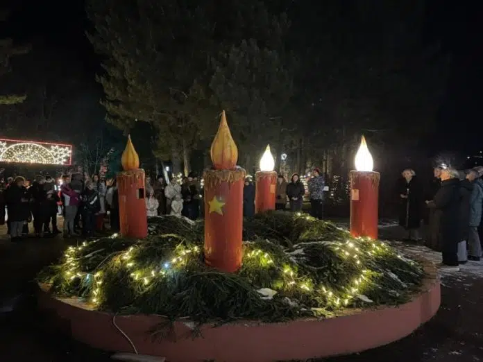 Kupres: Upaljena druga adventska svijeća uz pjesmu Raduj se grade