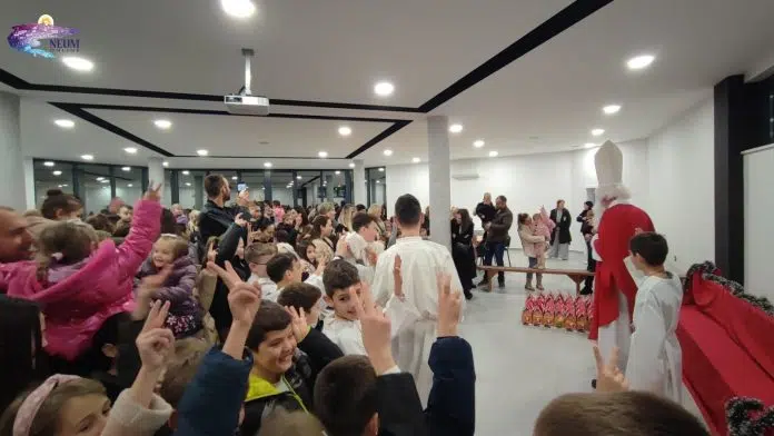 FOTO: Sveti Nikola darivao dječicu u Neumu
