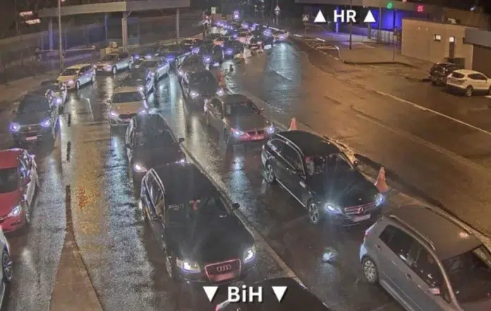 Predblagdanska gužva: Pojačan promet na nekoliko graničnih prijelaza