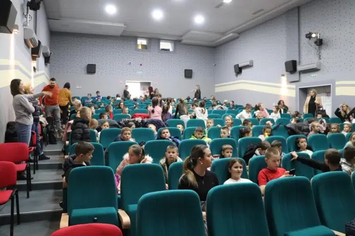 Osnovci uživali u predstavi “Ježeva kućica” u izvedbi Škole mjuzikla
