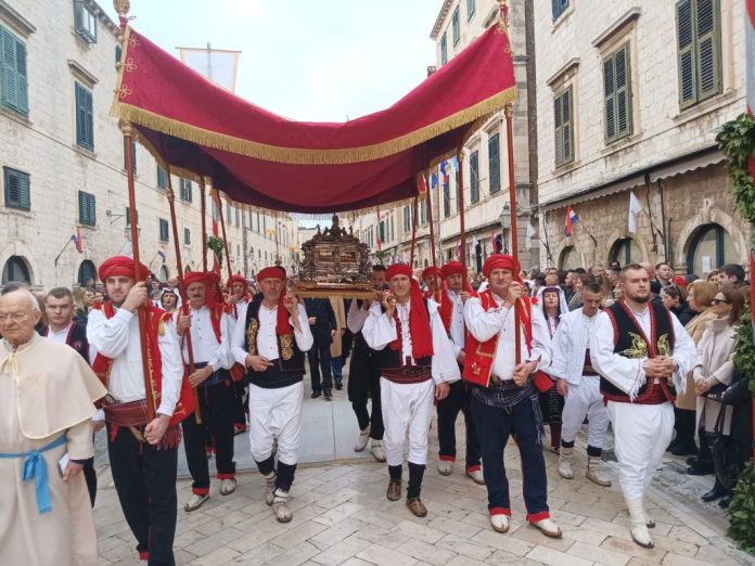 Sudjelovanje Duvnjaka i Kuprešaka u procesiji sv. Vlaha, noseći jednu